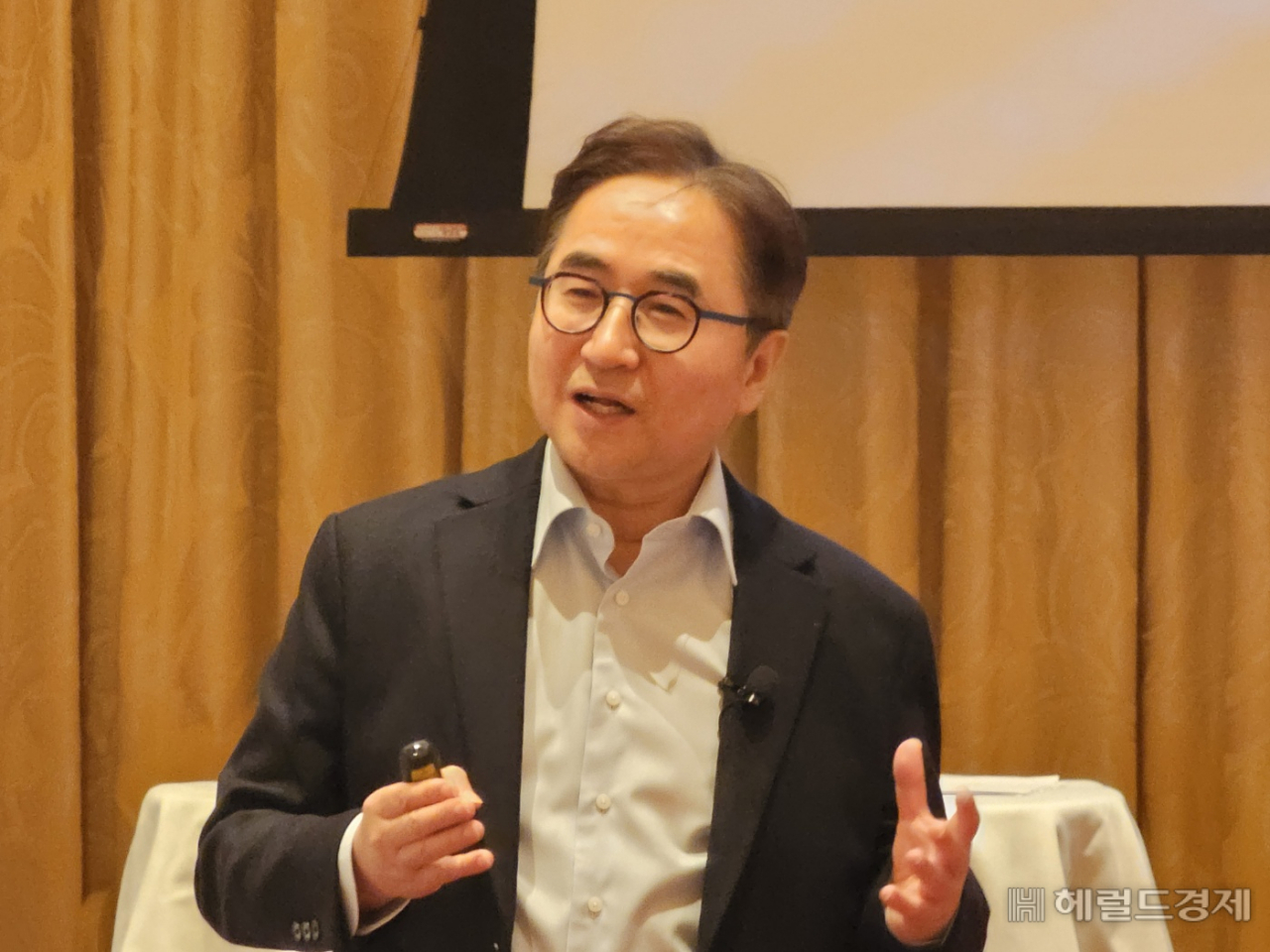 장덕현 삼성전기 대표이사 사장이 10일(현지시간) 미국 라스베이거스에서 ‘삼성전기가 준비하는 미래’를 주제로 기자 간담회를 갖고 있다. 김민지 기자