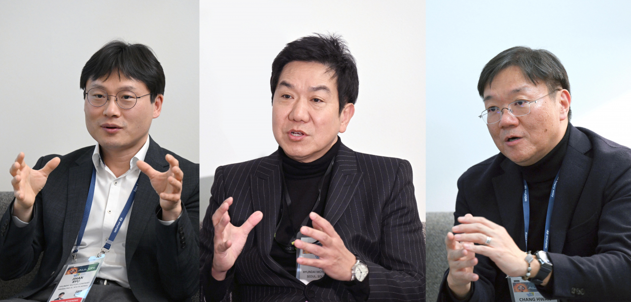 유지한(왼쪽부터) 현대차·기아 자율주행사업부 전무, 이상엽 현대제네시스글로벌디자인담당 부사장, 김창환 현대차·기아 배터리개발센터장 전무가 10일(현지시간) 미국 라스베이거스에서 열린 CES2024 기자단 인터뷰에서 현대차그룹의 스마트모빌리티솔루션을 소개하고 있다. [현대차그룹 제공]