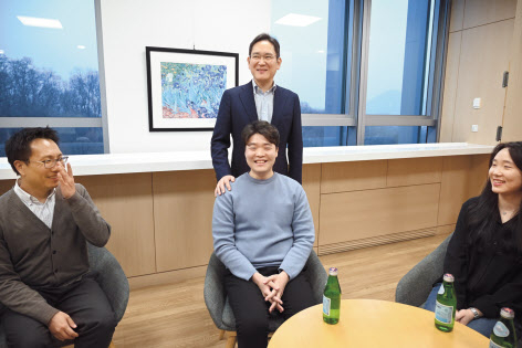 이재용(가운데 뒤) 삼성전자 회장이 10일 서울 우면동 삼성리서치를 방문, 연구원과 간담회를 가진 뒤 기념촬영을 하고 있다. [삼성전자 제공]