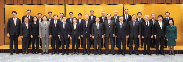 조원태(앞줄 왼쪽 첫번째) 한진그룹 회장, 이웅열(앞줄 왼쪽 두번째) 코오롱그룹 명예회장, 조현준(앞줄 왼쪽 네번째 )효성그룹 회장, 신동빈(앞줄 왼쪽 다섯번째) 롯데그룹 회장, 김윤(앞줄 왼쪽 여섯번째) 삼양홀딩스 회장, 류진(앞줄 왼쪽 여덟번째) 한경협 회장 등이 11일 일본 도쿄 경단련회관에서 열린 ‘제30회 한일재계회의’에 참석해 기념촬영을 하고 있다. [한경협 제공]