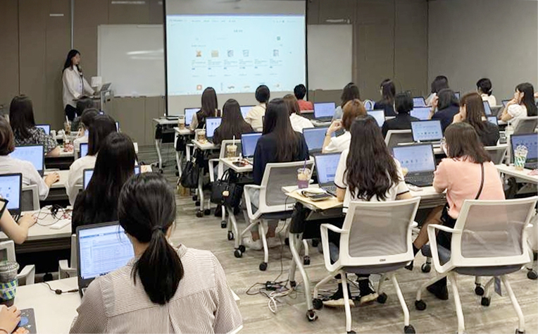 CJ프레시웨이가 단체급식 업무 담당자들을 대상으로 메뉴관리시스템에 대한 교육을 진행하고 있는 모습 [CJ프레시웨이 제공]