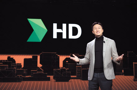 세계 최대 전자·가전·정보기술(IT) 전시회인 CES 2024에서 국내 기업인으로는 유일하게 기조연설자로 나선 정기선 HD현대 부회장이 10일(현지시간) 미국 라스베이거스 베네시안 호텔에서 인류의 지속가능성을 위한 인프라 혁신 비전 ‘사이트 트랜스포메이션’을 주제로 연설하고 있다. [HD현대 제공]