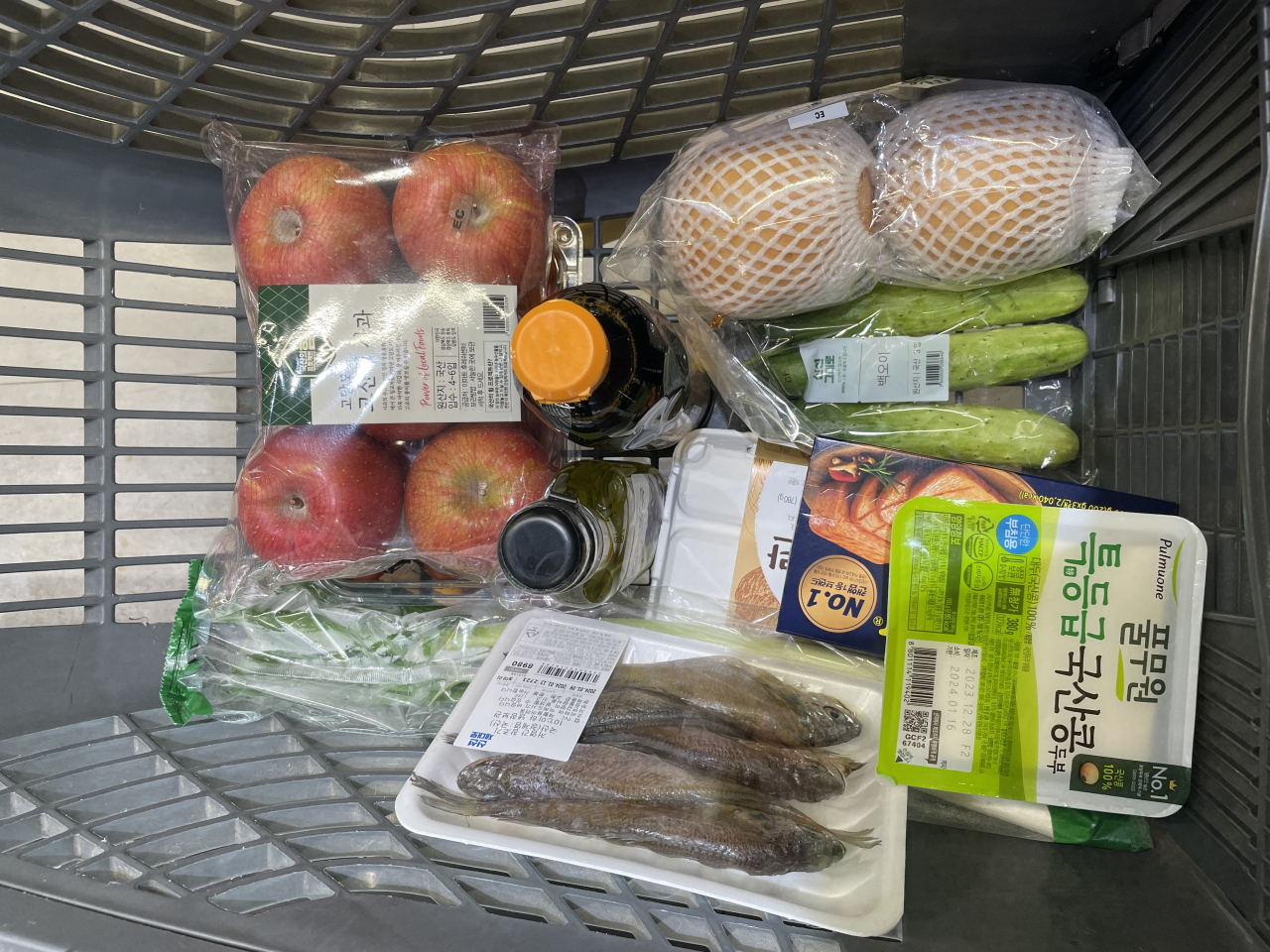 10만원 예산으로 채운 쇼핑카트. 과일, 채소, 가공식품 등 11개 품목의 총 가격은 9만9840원이다. 전새날 기자