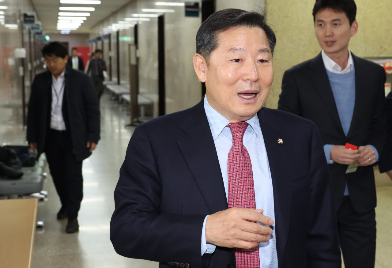 국민의힘 인재영입위원장인 이철규 의원이 지난 11월 국회에서 열리는 인재영입위 임명장 수여식에 입장하고 있다. [연합]