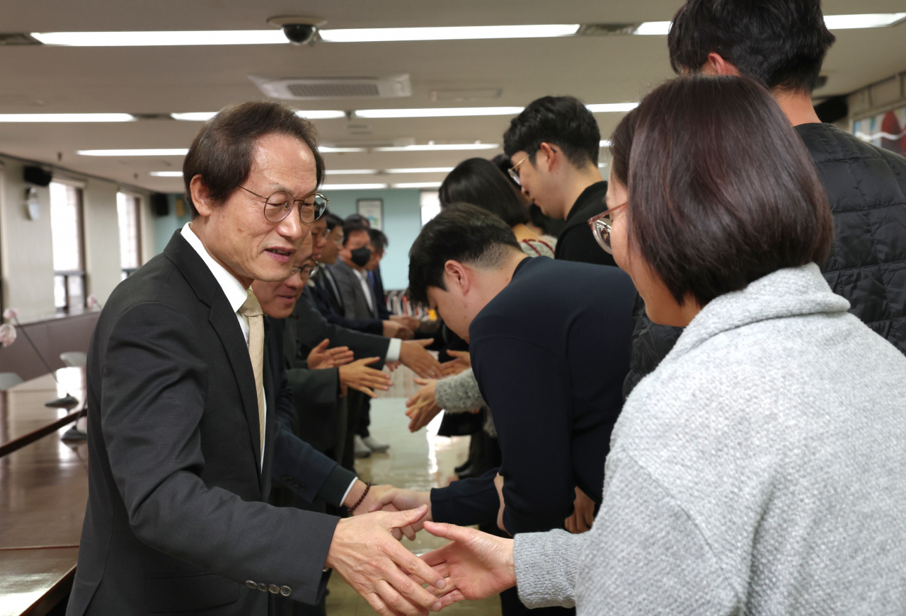조희연 서울시 교육감이 지난 2일 서울 종로구 서울시교육청에서 열린 신년 기자회견에서 직원들과 인사를 나누고 있다. [연합]