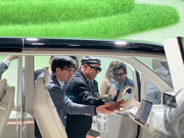 팝의거장 스티비 원더가 10일(현지시간) CES 2024가 열리고 있는 미국 라스베이거스 컨벤션센터 내 기아 부스를 찾아 목적기반형차량(PBV)인 PV5를 직접 만져보고 있다. [연합]
