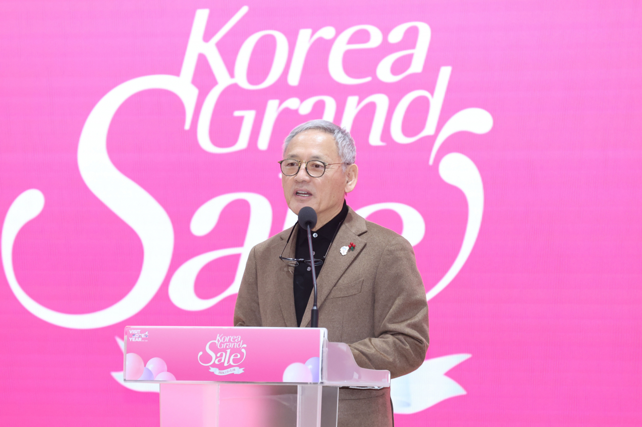 유인촌 문화체육관광부 장관이 11일 오전 서울 중구 온드림 소사이어티에서 열린 '2024 코리아그랜드세일 개막식'에서 축사를 하고 있다. [연합]