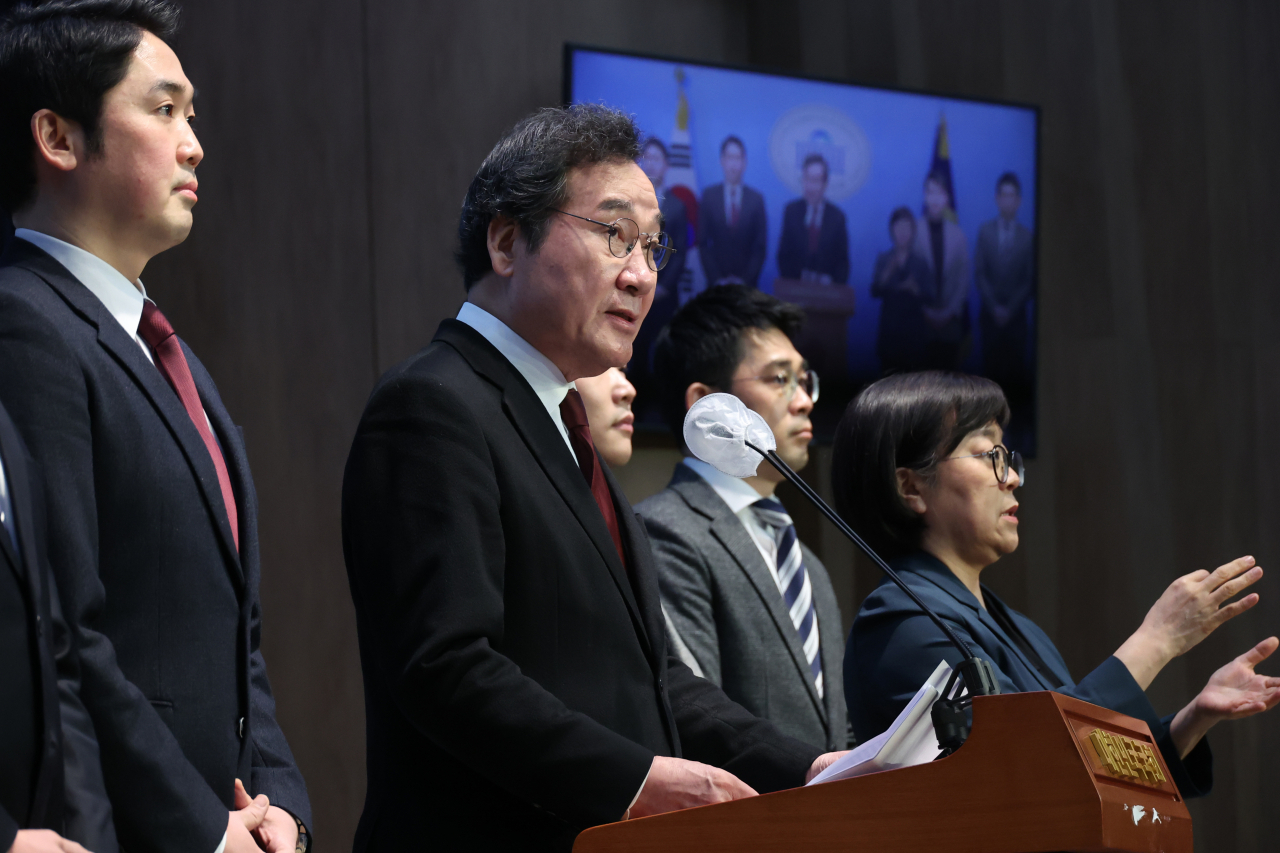 이낙연(왼쪽 두 번째) 더불어민주당 전 대표가 11일 국회 소통관에서 기자회견을 열고 탈당 및 신당 창당을 선언하고 있다. [연합]