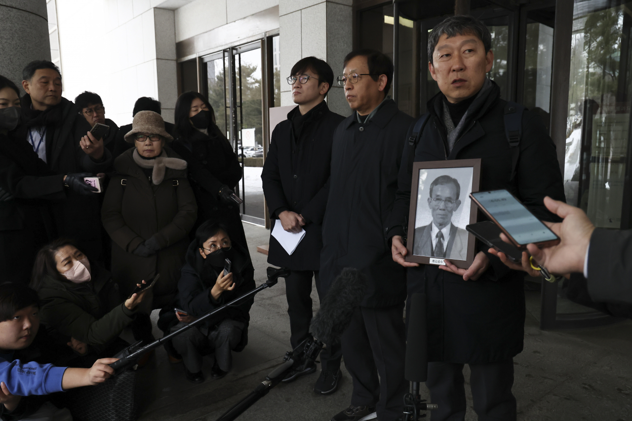 11일 서울 서초구 대법원에서 열린 일본제철 강제동원 손배소송 상고심 판결 선고 기자회견에서 민족문제연구소 등 참석자들이 관련 발언을 하고 있다. [연합]