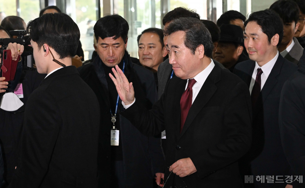 이낙연 전 더불어민주당 대표가 11일 오후 서울 여의도 국회 소통관에서 기자회견을 하기 위해 기자회견장으로 들어가고 있다. 이상섭 기자
