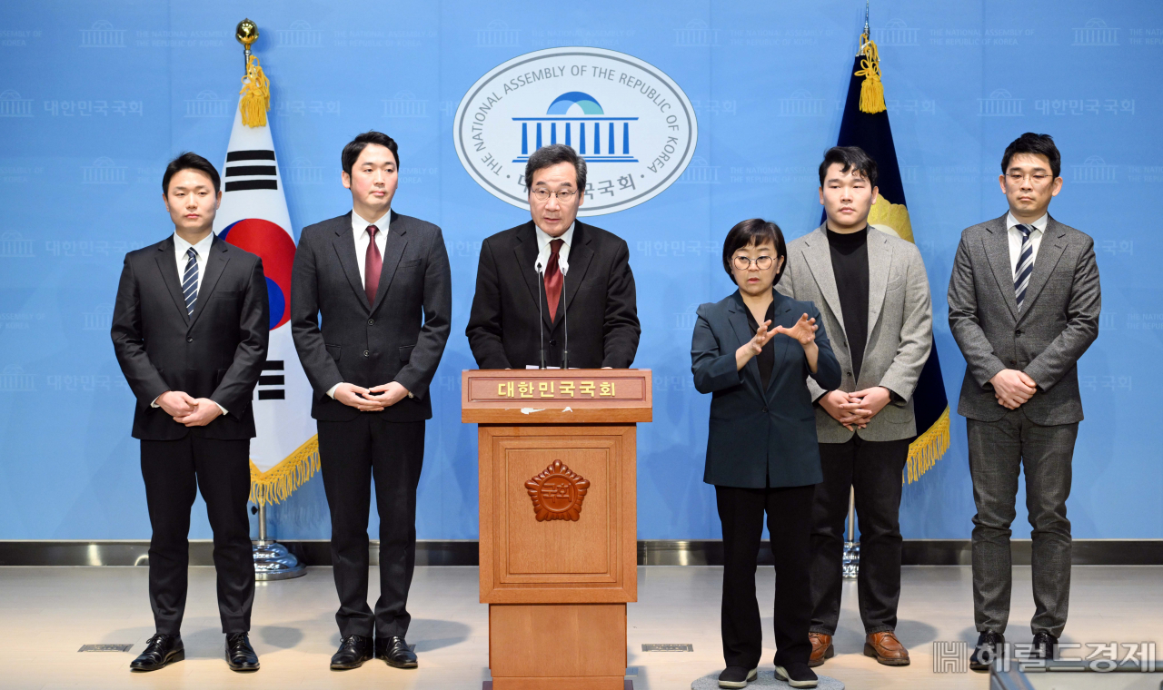 이낙연 전 더불어민주당 대표가 11일 오후 서울 여의도 국회 소통관에서 기자회견을 열고 탈당 및 신당 창당을 선언하고 있다. 이상섭 기자