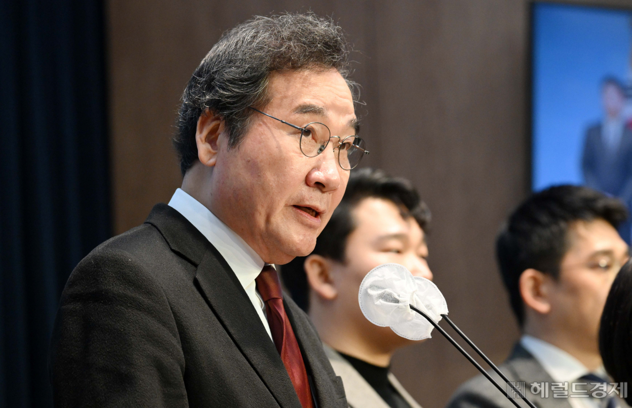 이낙연 전 더불어민주당 대표가 11일 오후 서울 여의도 국회 소통관에서 기자회견을 열고 탈당 및 신당 창당을 선언하고 있다. 이상섭 기자