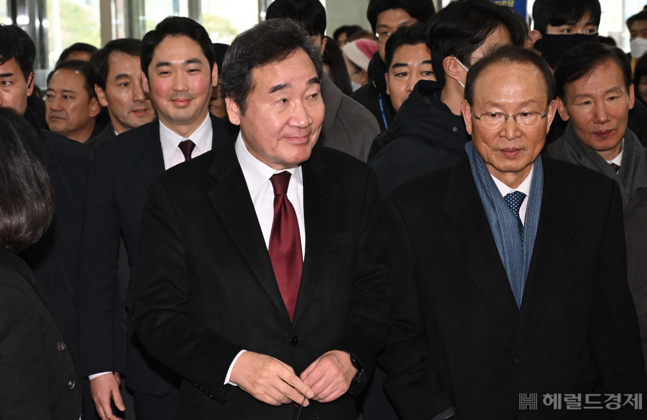 이낙연 전 더불어민주당 대표가 11일 오후 서울 여의도 국회 소통관에서 기자회견을 하기 위해 기자회견장으로 들어가고 있다. 이상섭 기자