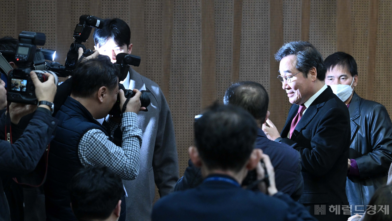 이낙연 전 더불어민주당 대표가 11일 오후 서울 여의도 국회 소통관에서 기자회견을 마치고 기자회견장을 나서고 있다. 이상섭 기자