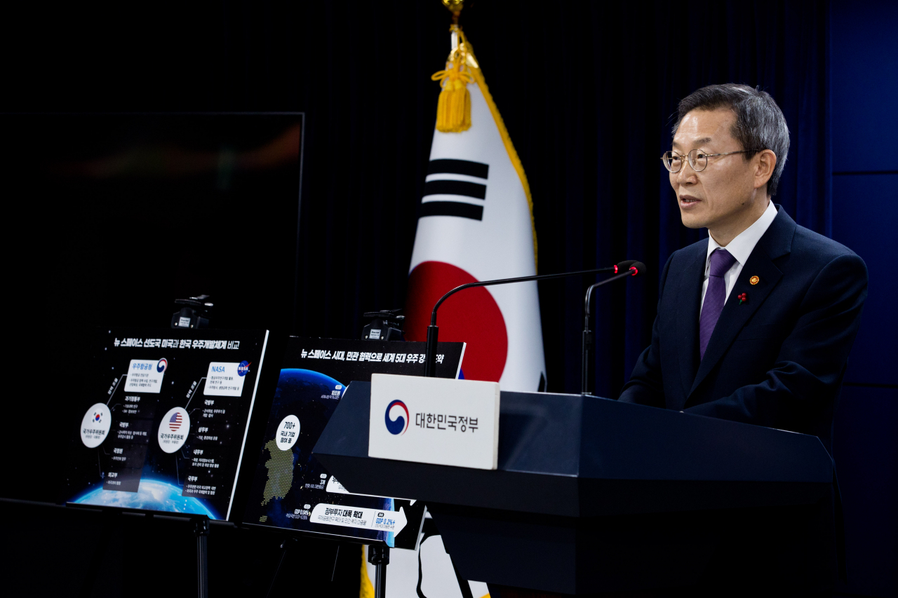 이종호 과학기술정보통신부 장관이 11일 오후 서울 종로구 정부서울청사 본관 브리핑룸에서 '우주항공청 설립 특별법 국회 통과' 관련 브리핑을 하고 있다.[과기정통부 제공]