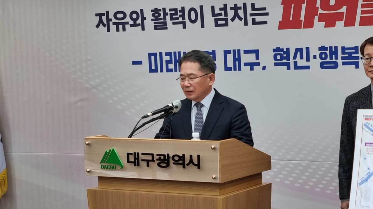 김진열 군위군수가 11일 대구시의 '군위군 도시공간개발 종합계획' 발표에 앞서 인사말을 하고 있다.[사진=김병진 기자]