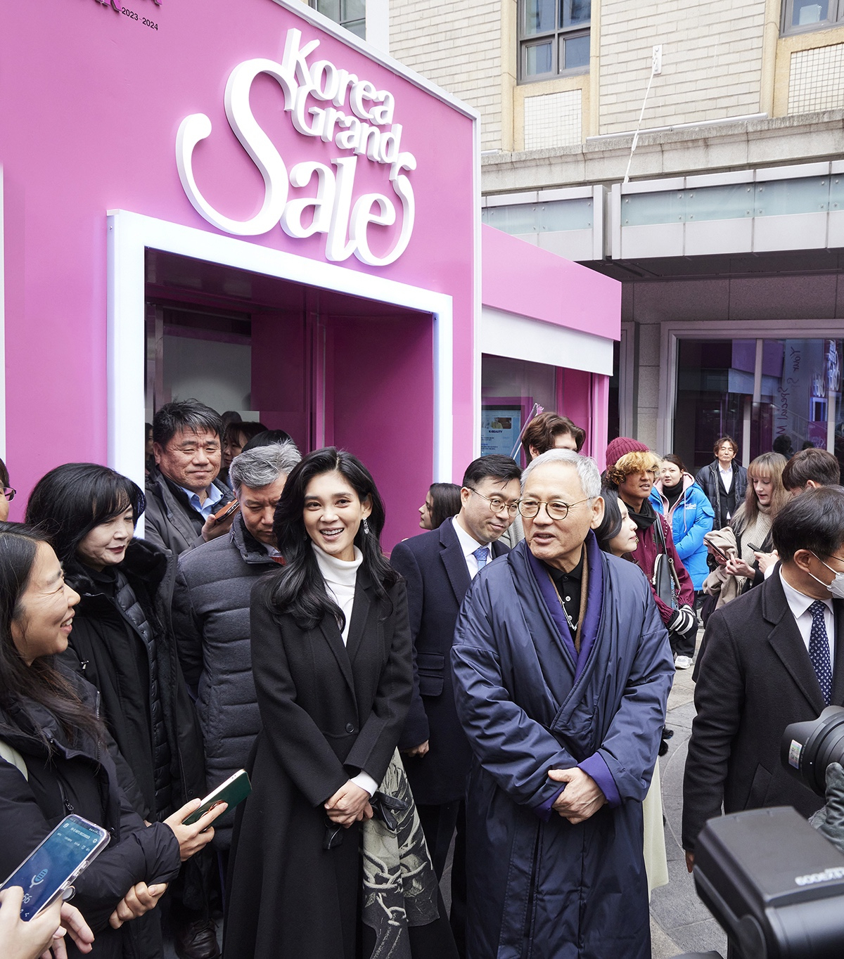 코리아그랜드세일 개막식장에서 기자들의 질문을 받고 활짝 웃는 이부진 위원장