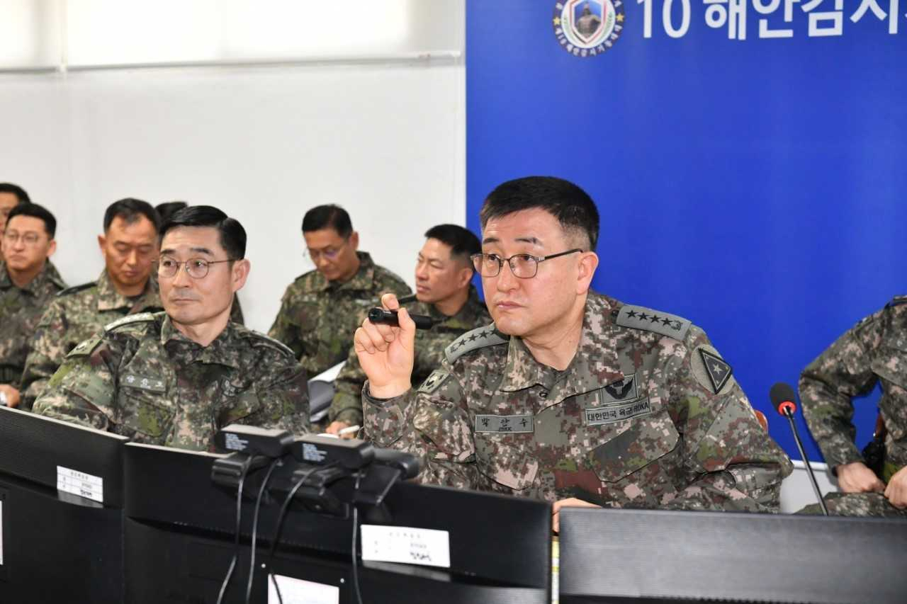 박안수 육군참모총장(오른쪽)과 양용모 해군참모총장이 11일 해안경계태세 합동점검을 실시하고 ‘인공지능 기반 해안경계작전태세’ 및 ‘미래작전 발전방안에 대한 현장토의’를 실시하고 있다. [육군제공]