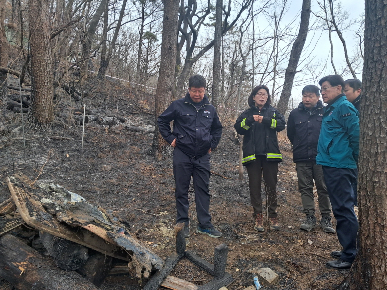 정종복 기장군수(오른쪽)와 기장군 관계자들이 지난 9일 산불 발생현장에서 현장회의를 열고 대책 마련을 논의하고 있다. [사진=기장군]