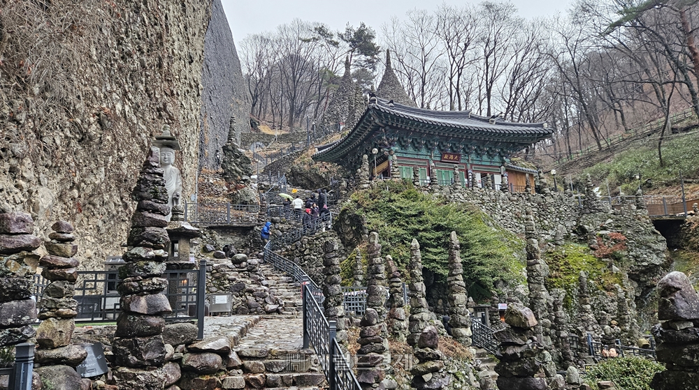 탑사의 경내 모습. 80여기의 돌탑이 곳곳에 있어 신비로운 정경을 만들어 낸다.