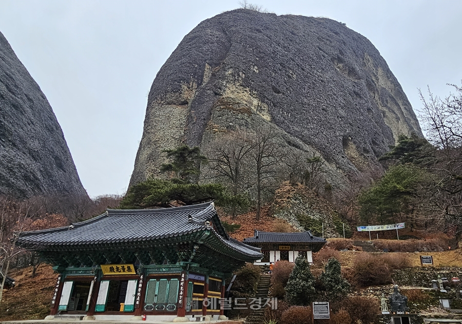 은수사와 그 뒤의 숫마이봉