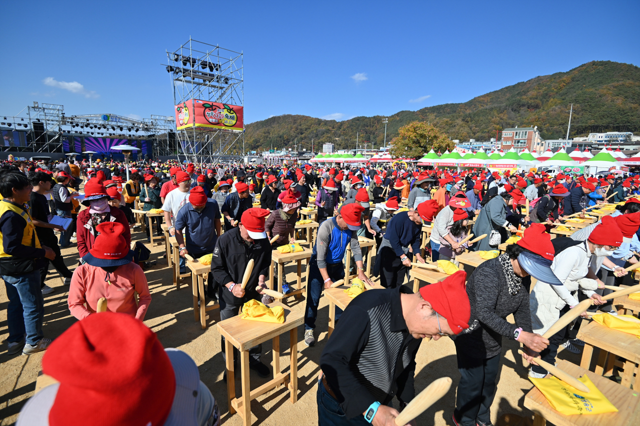 청송사과축제 중 사과난타 행사 모습.[경북도 제공]