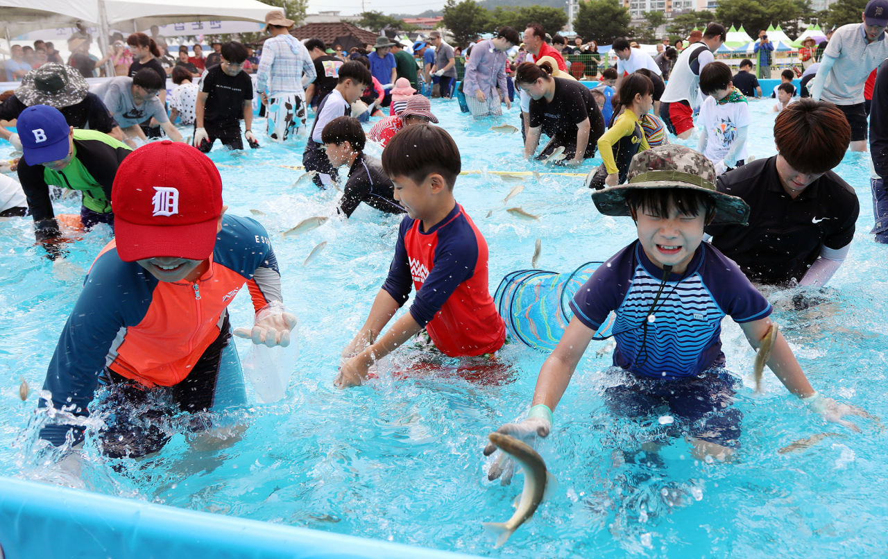 봉화은어축제 중 은어맨손잡이 행사 모습.[경북도 제공]