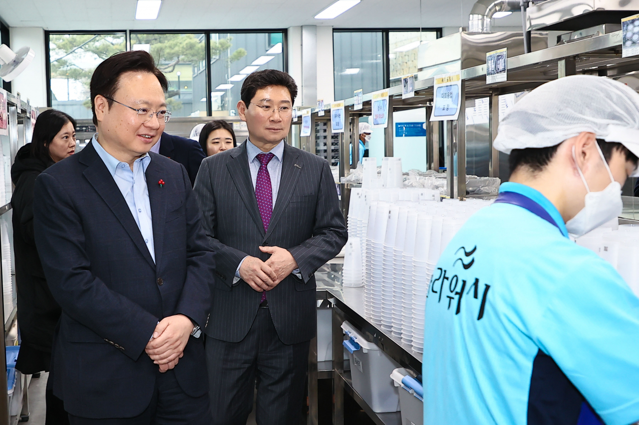지난 11일 용인지역자활센터 자활사업장을 방문한 보건복지부 조규홍 장관과 이상일 용인특례시장.[용인시 제공]