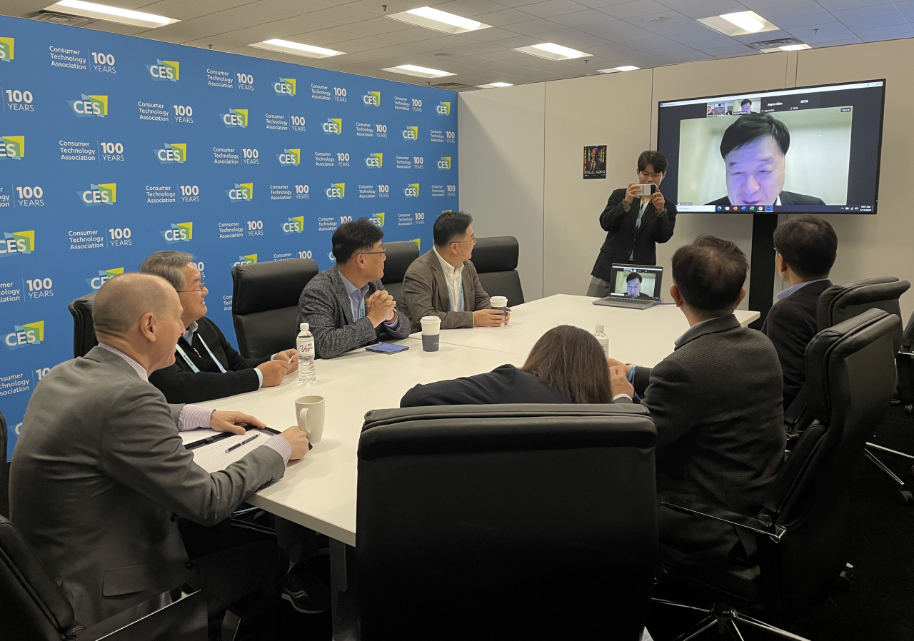 정만기(화면) 한국무역협회 상근부회장이 12일 오전 CES2024 주관사인 미국 소비자기술협회의 게리 샤피로(왼쪽 첫 번째) 회장과 화상 면담을 진행하고 있다. [한국무역협회 제공]