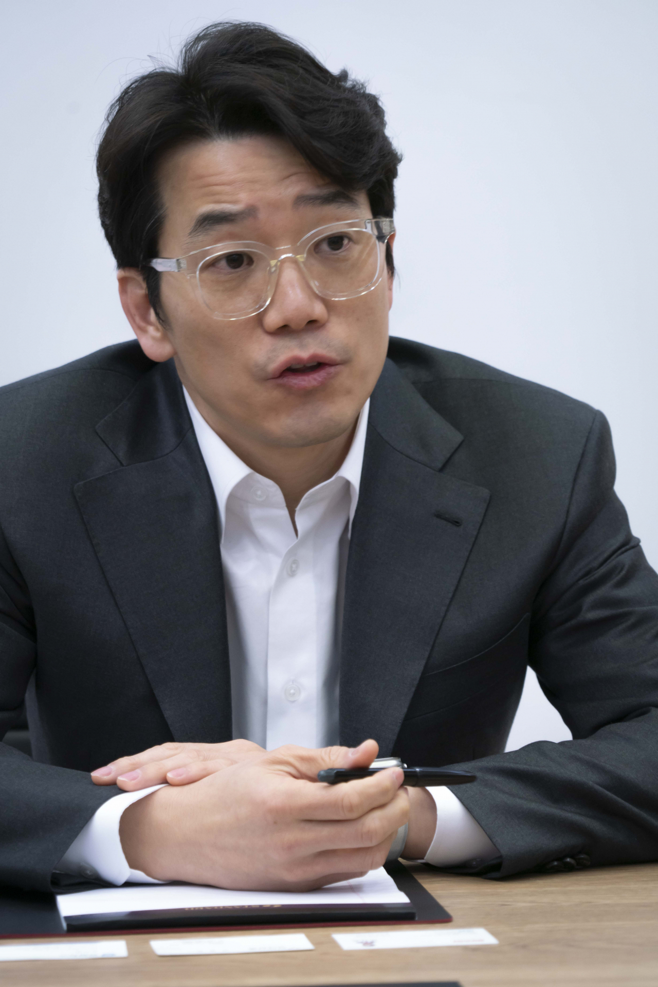 김용훈 SKT AI 서비스사업부장(CASO, 부사장)이 10일(현지시간) 미국 라스베이거스 CES 2024에 마련된 SK ICT 데모룸에서 SKT의 AI 전략 등에 대해 설명하고 있다. [SK 제공]