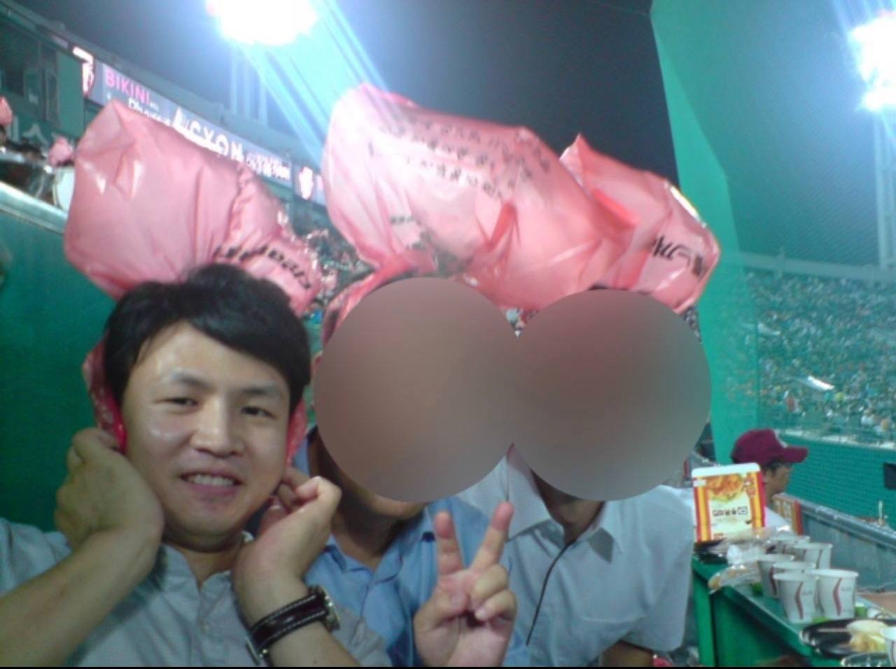 국민의힘이 12일 공개한 한동훈 비상대책위원장의 10여년 전 과거 사진. 부산 사직구장에서 머리에 비닐을 쓰고 응원전을 하고 있다. [국민의힘 공보실 제공]
