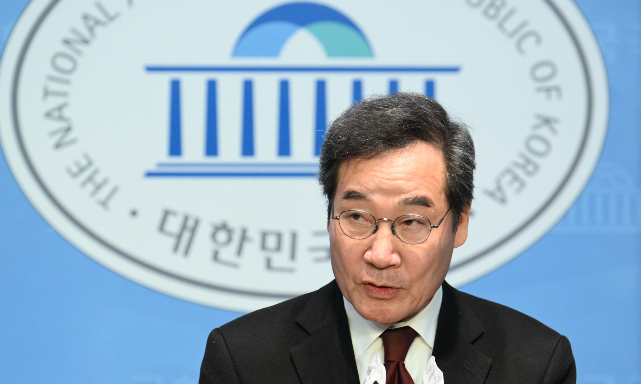 이낙연 전 더불어민주당 대표가 11일 오후 서울 여의도 국회 소통관에서 기자회견을 열고 탈당 및 신당 창당을 선언하고 있다. 이상섭 기자