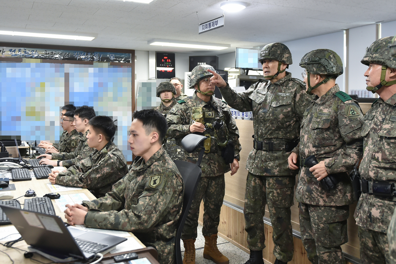 김명수 합참의장이 태안지역 레이더 기지에서 해상·해안에서 발생할 수 있는 다양한 침투 위협에 대한 감시경계작전 대비태세를 점검하고, “해안경계 작전은 군 부대뿐만 아니라 해수부·해경 등과 함께 수행하는 통합방위작전”이며, “빈틈없는 감시·경계가 해안경계작전의 시작”임을 강조했다.[합참 제공]