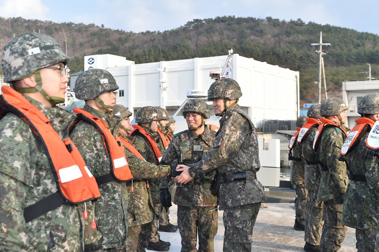 김명수 합참의장이 서남 해역 경계작전 임무수행에 여념 없는 장병들을 격려하고 있다. [합참 제공]