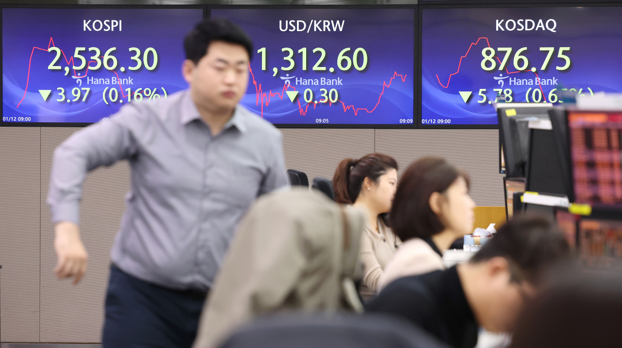 12일 오전 서울 중구 하나은행 딜링룸에서 딜러들이 업무를 보고 있다. 이날 코스피는 전 거래일보다 3.72포인트(0.15%) 내린 2536.55로 출발한 뒤 보합권 내 상승과 하락을 반복하고 있다. 연합뉴스