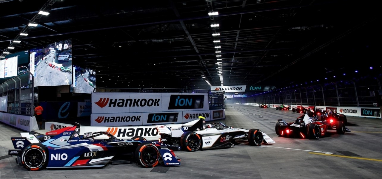 포뮬러 E 시즌9 2023 한국 런던 E-PRIX 대회에서 경주용 차량들이 서킷을 달리는 모습. [한국타이어앤테크놀로지 제공]