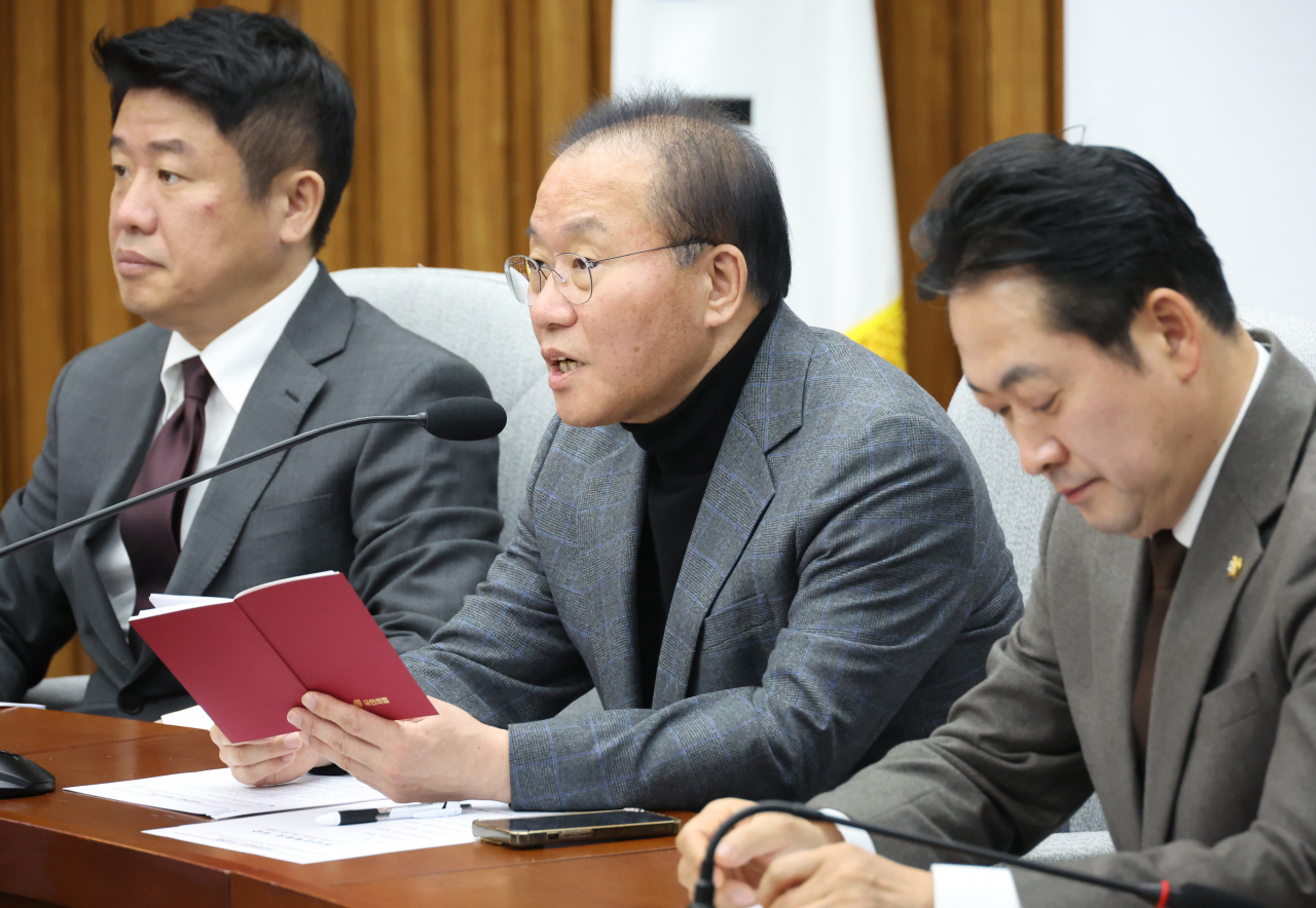 윤재옥 국민의힘 원내대표가 12일 국회에서 열린 원내대책회의에서 발언을 하고 있다. [연합]