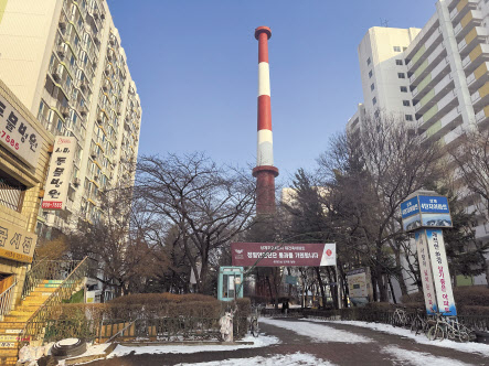 상계주공4단지 아파트 입구에 ‘정밀안전진단 통과를 기원한다’는 문구의 현수막이 걸린 모습 박로명 기자