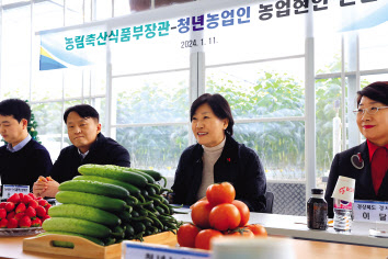 송미령(오른쪽 두번째) 농림축산식품부 장관이 11일 경북 상주시 지능형농장(스마트팜) 농가를 방문, 청년농업인과 농업현안에 대해 논의하고 있다. [농림축산식품부 제공]