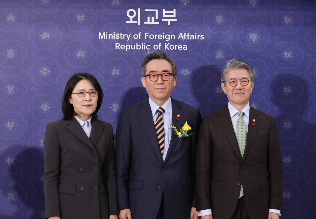 조태열 외교부 장관이 12일 오전 서울 종로구 외교부 서희홀에서 열린 취임식에서 신임 차관들과 기념 촬영하고 있다. 왼쪽부터 강인선 외교부 2차관, 조태열 장관, 김홍균 1차관. [연합]