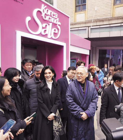 이부진(가운데) 한국방문의해위원회 위원장이 유인촌 문화체육관광부 장관과 함께 코리아그랜드세일 개막식에서 기자 질문을 받으며 활짝 웃고 있다. [한국방문의해위원회 제공]