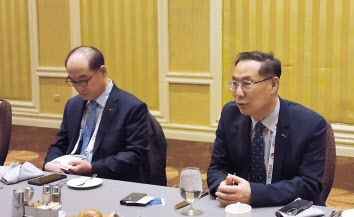 김윤태(오른쪽) 코트라 부사장과 박성호 코트라 북미지역 본부장이 10일(현지시간) CES2024이 열린 미국 라스베이거스 모처에서 취재진과 인터뷰를 하고 있다. 김성우 기자