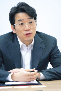 김용훈 SK텔레콤 AI서비스사업부장(CASO·부사장)이 10일(현지시간) 미국 라스베이거스 ‘CES 2024’ 행사장에 마련된 SK ICT 데모룸에서 SKT의 AI 전략 등에 대해 설명하고 있다. [SK그룹 제공]