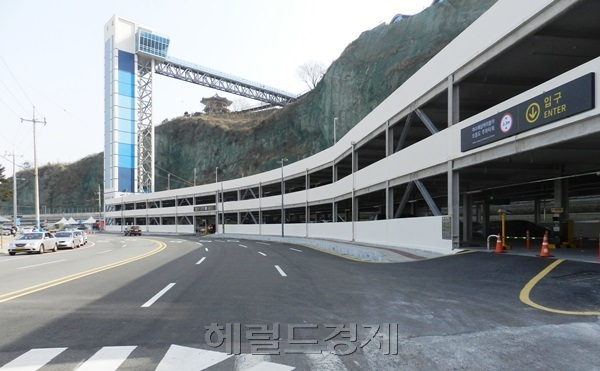여수 해상케이블카 운영사가 시유지에 준공한 오동도 앞 주차타워. /박대성기자