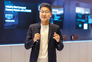 한진만 삼성전자 DS부문 미주총괄 부사장이 11일(현지시간) 미국 라스베이거스 CES 2024 현장에서 진행된 국내 기자단 DS부문 반도체 전시관 투어 중 환영사를 하고 있다. [삼성전자 제공]