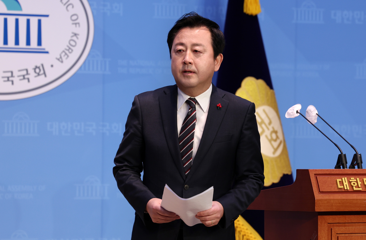 김용남 전 의원이 12일 오전 서울 여의도 국회 소통관에서 국민의힘 탈당 및 신당 합류 기자회견을 마친 후 이동하고 있다. [뉴시스]
