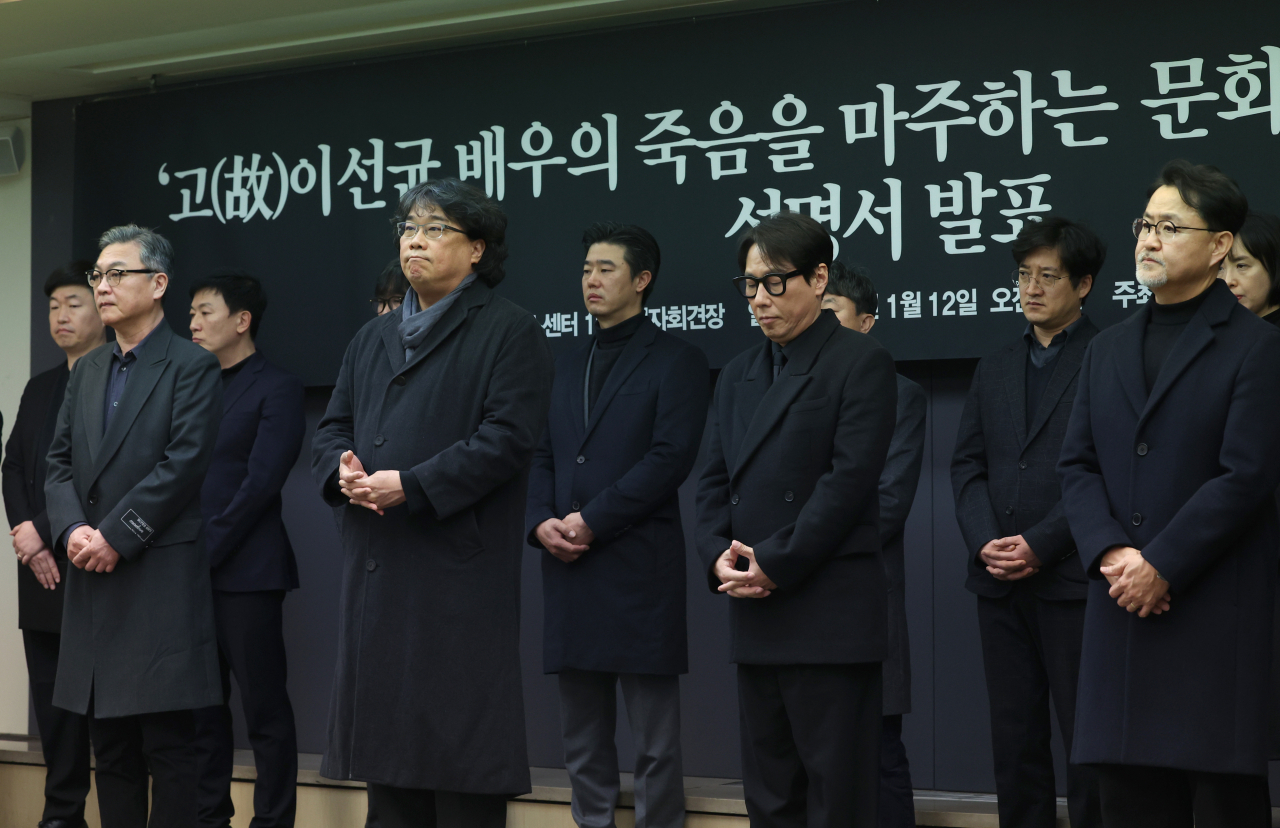 ㅏ12일 오전 서울 중구 프레스센터에서 열린 '고(故)이선균 배우의 죽음을 마주하는 문화예술인들의 요구' 성명 발표에서 봉준호 감독, 장항준 감독, 이원태 감독, 가수 윤종신, 배우 김의성, 최덕문 등 대중 문화예술인들이 참석하고 있다. [연합]