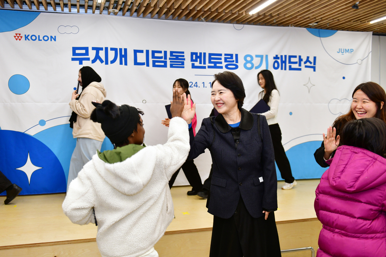 서창희(가운데) 코오롱사회봉사단 총단장이 12일 열린 '무지개 디딤돌 멘토링' 8기 해단식에서 수료증을 전달한 후 하이파이브를 하며 8기 멘티와 멘토를 격려하고 있다. [코오롱 제공]