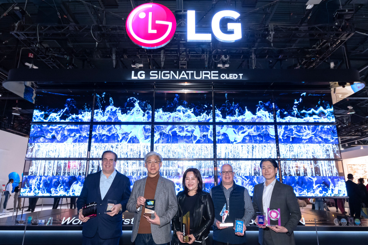 LG전자가 선보인 세계 최초의 무선 투명 올레드 TV ‘LG 시그니처 올레드 T’가 CES 2024의 공식 어워드에서 TV 제품으로는 유일하게 ‘최고상(The Best of CES 2024)’을 수상했다. [LG전자 제공]
