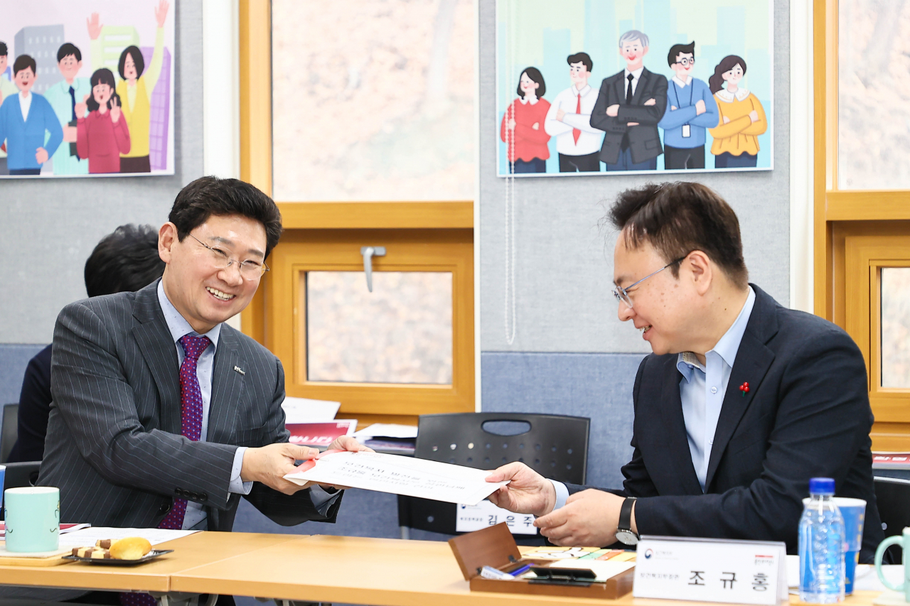 이상일 용인특례시장이 조규홍 보건복지부 장관에게 '장기요양요원' 처우 개선을 요청한 건의문을 전달했다.